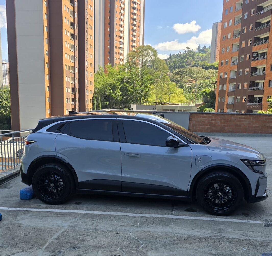 RENAULT MEGANE E-TECH AT 4X2 2025**: imagen 6