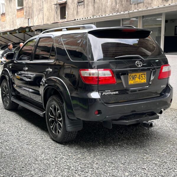 TOYOTA FORTUNER 2.7L AT 2.7CC 4X2 2012**